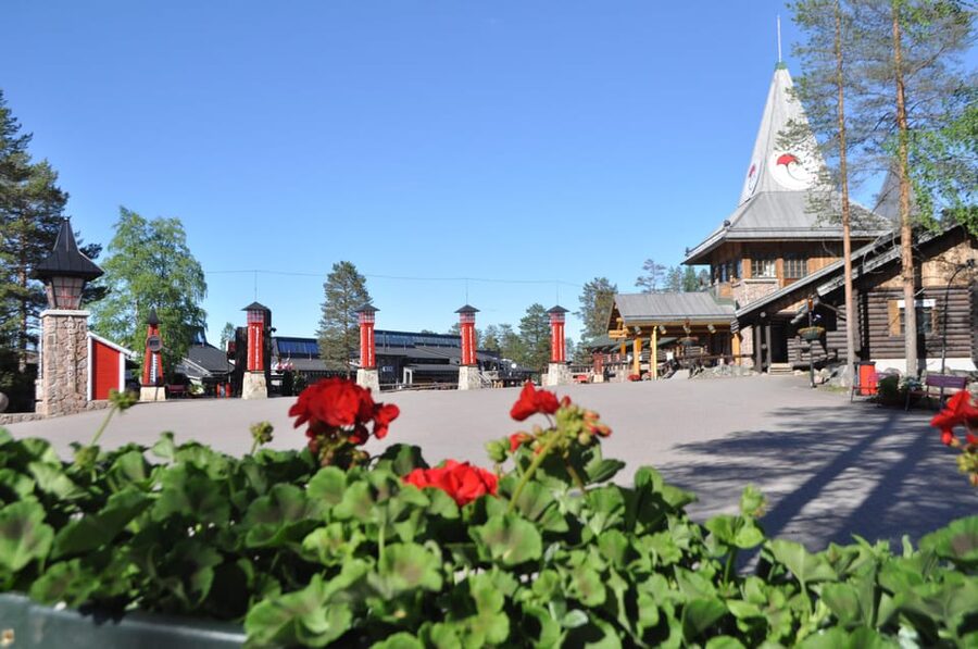 City tour and Santa Claus village visit in Lapland - Souvenir shopping time: Arctic gifts, without losing the schedule
