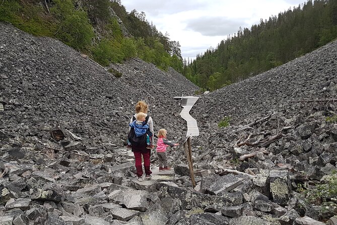 Guided easy hike in Finland deepest gorge in Pyhä-Luosto National Park - What the geology talk is really doing for your hike