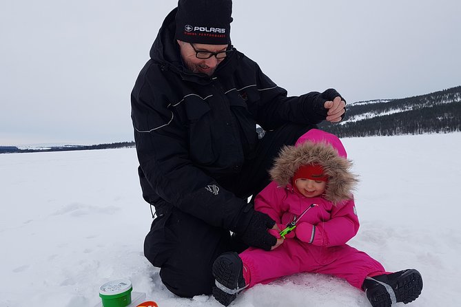 Ice fishing by car with hot beverages at Pyhä-Luosto - Making the hole in the ice, then learning the method