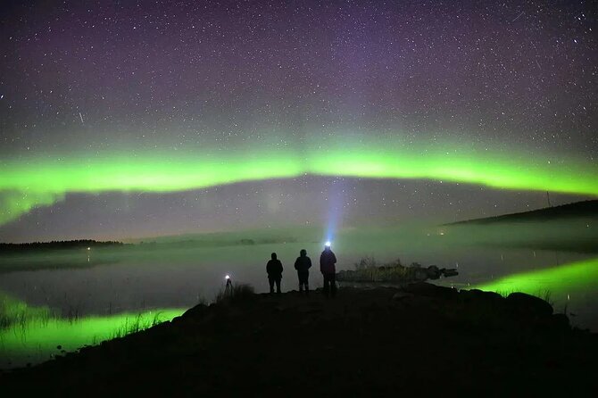 Reflections of the Northern Lights - Why a Guided Northern Lights Hunt Beats Pure Luck in Rovaniemi