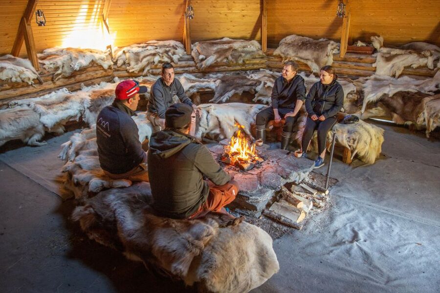Rovaniemi: Authentic Reindeer Farm & Canoeing - Canoeing on a peaceful lake: instruction that gets you moving