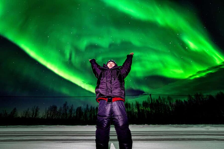 Rovaniemi: Guaranteed Northern Lights Tour with Photos - Warm snacks, waiting strategy, and the campfire moment