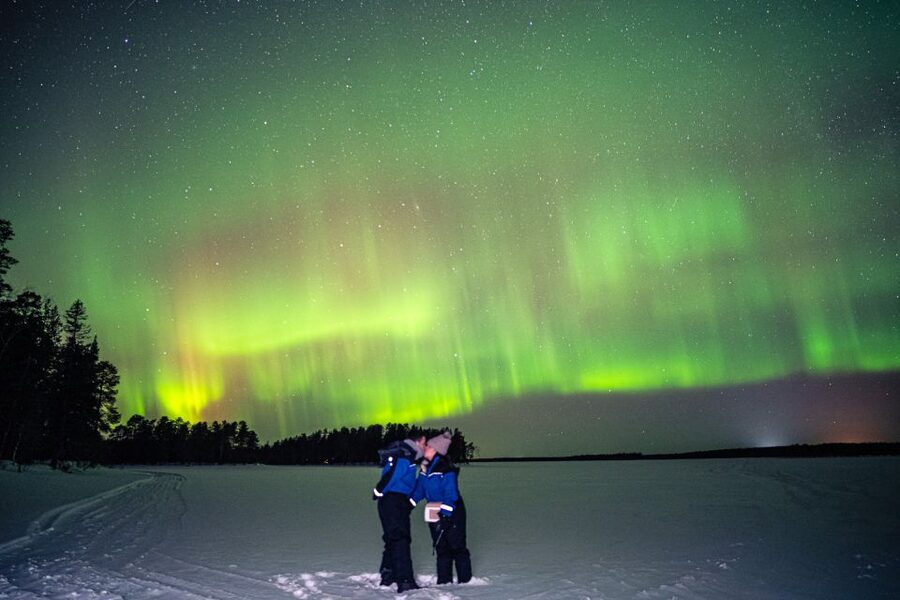 Rovaniemi: Guaranteed Ultimate Aurora Hunt with Photographer - Winter Gear, Warm Vans, and Staying Comfortable in the Cold