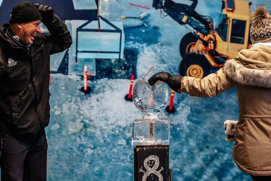 Rovaniemi: Ice sculpting experience - Getting There: Pickup Options and the 1-Hour Coach Ride