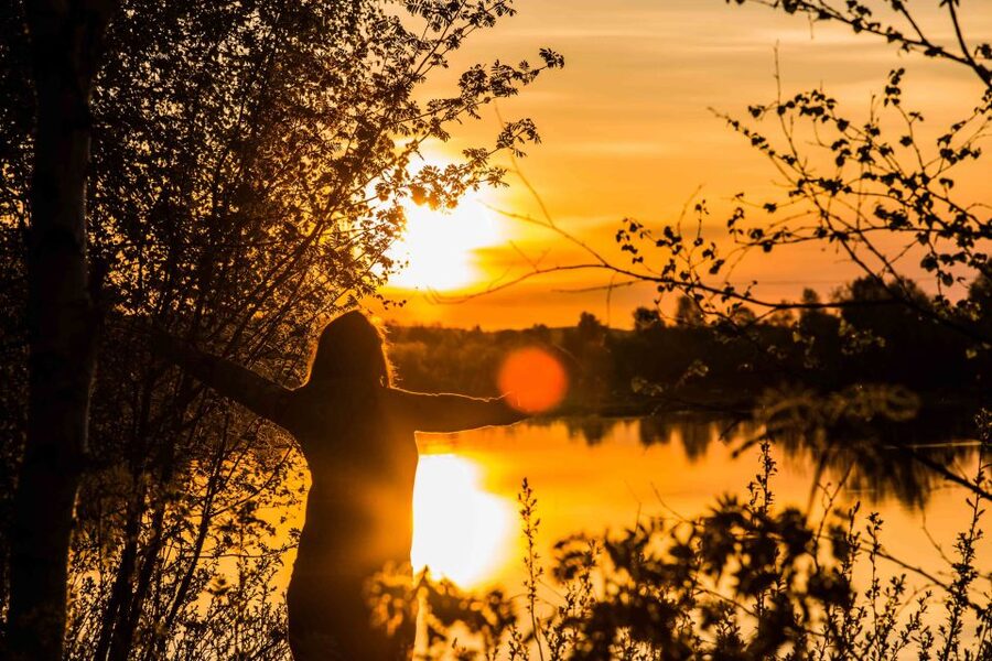 Rovaniemi: Midnight Sun Photography Tour - Stop two: hike, camp vibes, and BBQ under the night-less night