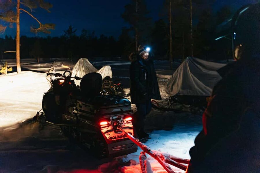Rovaniemi: Northern Lights Family-Friendly Snowmobile Safari - The midway forest stop: hot drinks, snacks, and a calmer moment