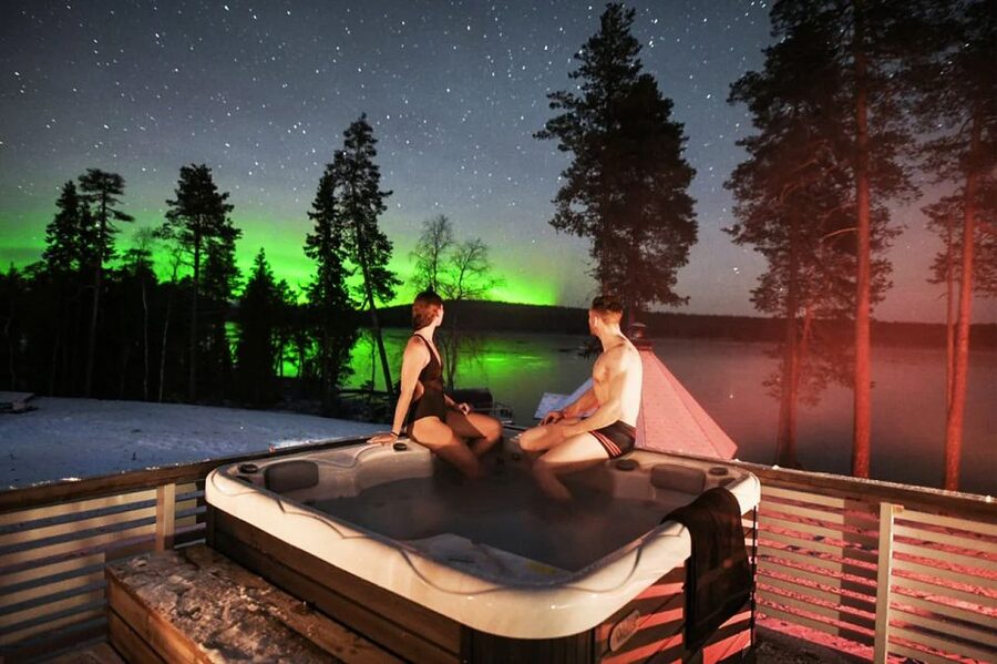 Rovaniemi: Northern Lights Trip with Arctic Sauna & Jacuzzi - Entering the Finnish sauna, and why that heat is the point