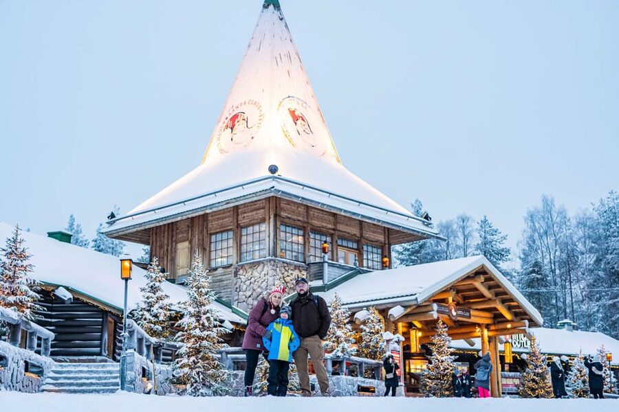 Rovaniemi: Private Pro Photoshoot in Santa Claus Village - Santa Claus Village Christmas Photos in the Arctic Circle