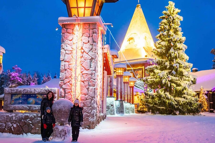 Rovaniemi: Private Pro Photoshoot in Santa Claus Village - The Real Value: 20 to 30 Edited Images Delivered by Email