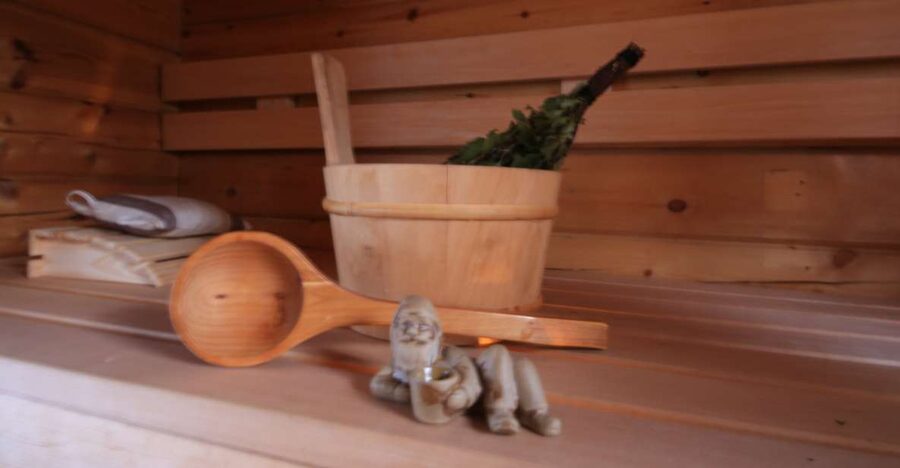 Rovaniemi: Private Sauna, Jacuzzi and Dinner - A private Lapland sauna and jacuzzi on your own lake