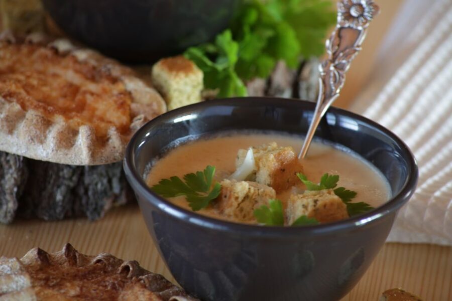 Rovaniemi: Private Sauna, Jacuzzi and Dinner - The dinner in an old Lapland cottage: salmon, vegetarian, and hot drinks