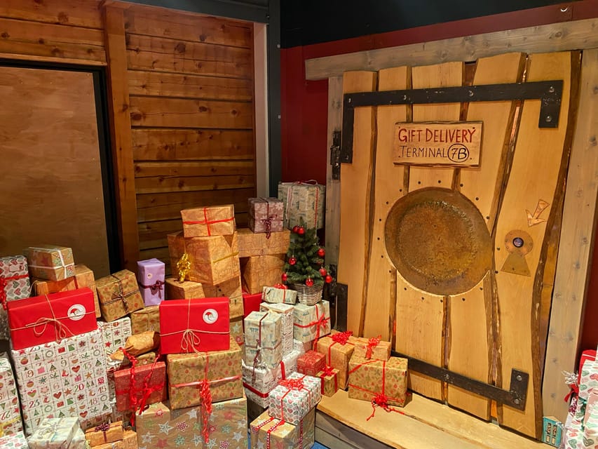 Rovaniemi: Santa Claus Village and Husky sledge/guided tour - Santa Claus Village: Post Office first, photos second