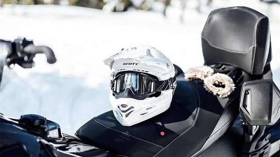 Rovaniemi: Snowmobile Safari Adventure - Twin driving in practice: sharing a snowmobile without ruining the fun