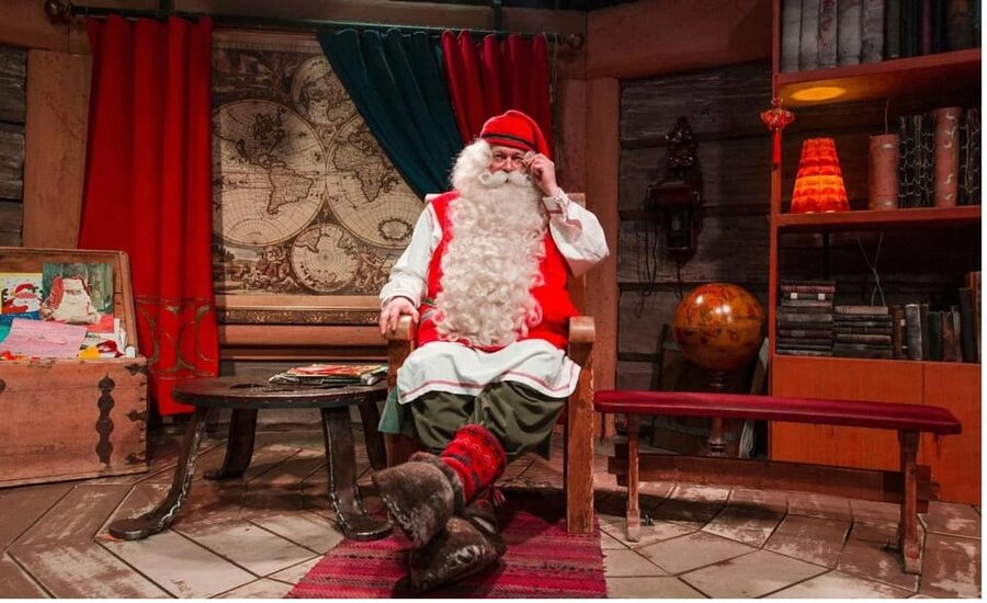 Rovaniemi: Tour to Santa Claus Village with Hotel pick up - Crossing the Arctic Circle: fast proof, big photo payoff